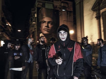 Un grupo de jóvenes en el barrio napoliotano de Forcella.