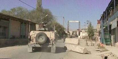 Vehículos militares tras un ataque talibán en Sayeed Abad, en imágenes tomadas de un vídeo.