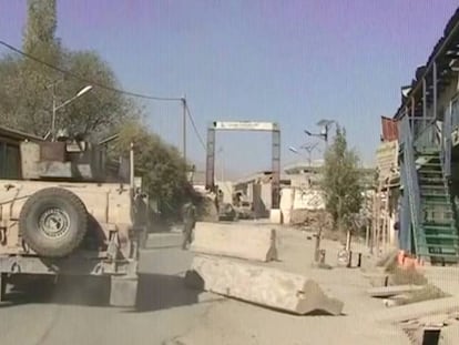Vehículos militares tras un ataque talibán en Sayeed Abad, en imágenes tomadas de un vídeo.