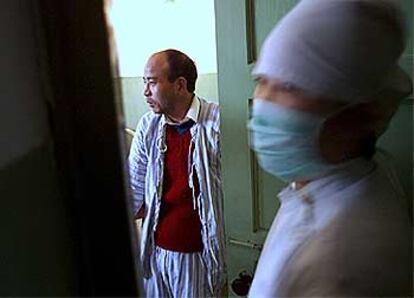 Una enfermera hace pruebas del sida a un paciente en el hospital de Pekín, China.