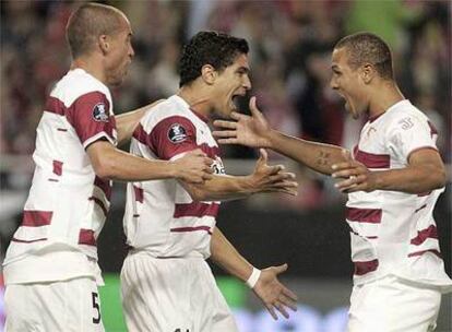 Renato, Luis Fabiano y Duda celebran un segundo gol del Sevilla en Copa de la UEFA