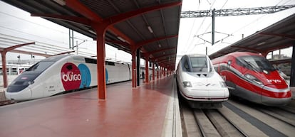 Trenes de alta velocidad de Ouigo, Renfe e Iryo en la estación madrileña de Chamartín.