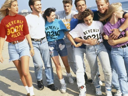 Imagen promocional de 'Sensación de vivir', 'Beverly Hills 90210' en su versión original, en una playa de Los Ángeles en 1991. 