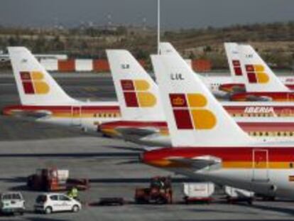 Aviones de Iberia en la terminal 4 del aeropuerto de Barajas en Madrid.