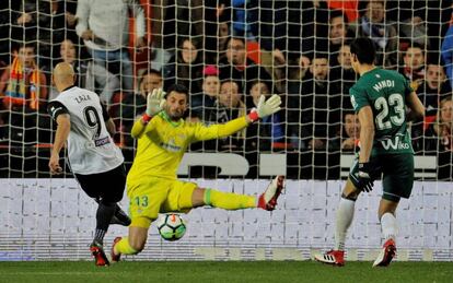 Zaza, del Valencia, dispara a puerta ante Adán y Mandi, del Betis.
