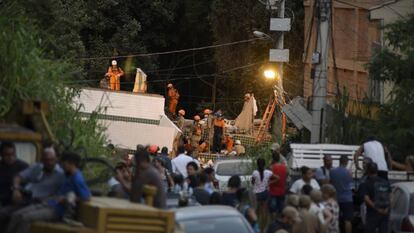 Los equipos de rescate trabajan en un edificio ilegal que se desplomó matando a 24 personas en Río de Janeiro en abril de 2019.