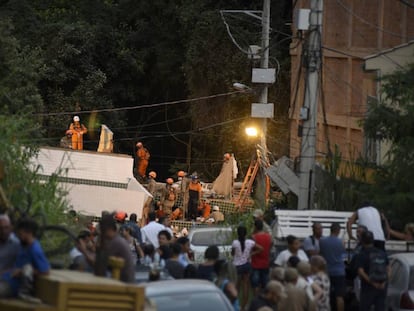 Los equipos de rescate trabajan en un edificio ilegal que se desplomó matando a 24 personas en Río de Janeiro en abril de 2019.