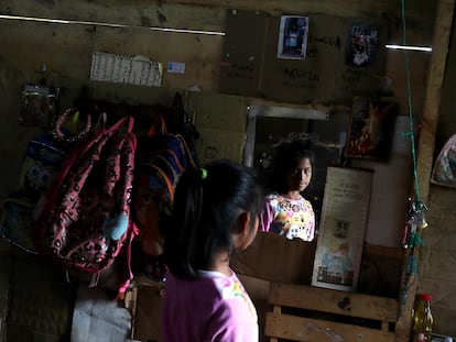 Una niña en su casa, hecha de madera y restos de materiales reciclados, en Alta Verapaz (Guatemala), en febrero.