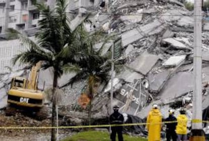 Integrantes de equipos de rescate remueven escombros en el edificio Space, construido por la firma CDO, la misma encargada de la construcción de Continental Towers, dos torres de 116 apartamentos de los que se ordenó su evacuación. EFE/Archivo