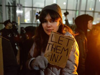 Una dona protesta a Nova York contra el veto als musulmans de Trump.