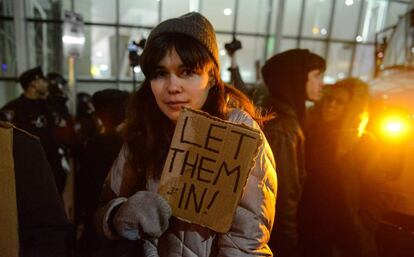 Una dona protesta a Nova York contra el veto als musulmans de Trump.