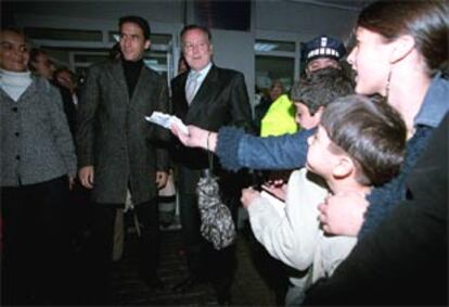 Raúl, entre la concejal de Obras, Elena Utrilla, y el alcalde, José María Álvarez del Manzano, llega al nuevo polideportivo de Villaverde.