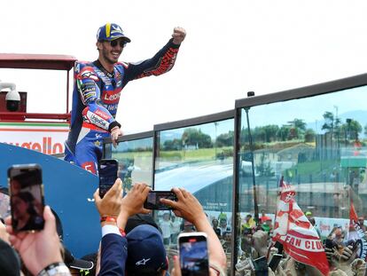 El piloto de Ducati Francesco Bagnaia celebra su victoria en el gran premio de Italia.