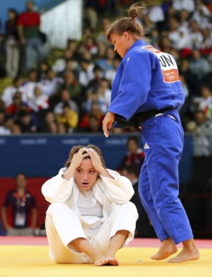 Concepción Bellorín, de blanco, tras perder ante Hedvig Karakas.