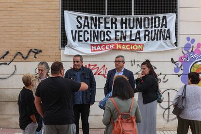 Vecinos de la Plataforma de Afectados del Metro, junto al alcalde de San Fernando, Javier Corpa (el cuarto por la izquierda), este miércoles. 