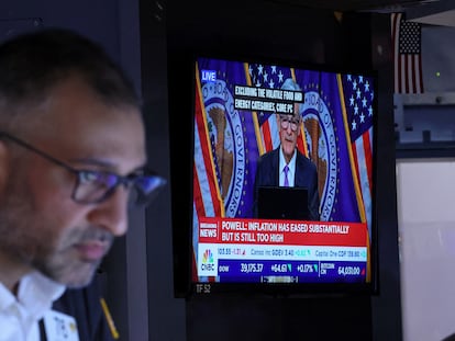 Un bróker observa en la pantalla al presidente de la Reserva Federal de Estados Unidos, Jerome Powell, el pasado marzo.
