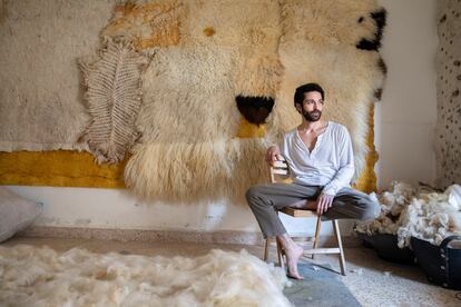 El artista Adrián Pepe junto a sus tapices elaborados con lana de oveja Awassi wool.