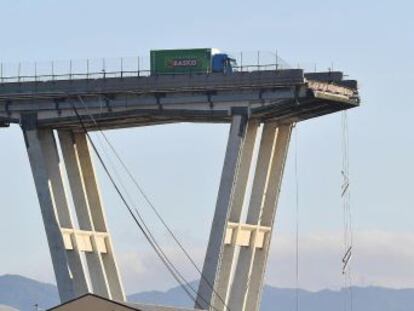  El coche que estaba frente a mí desapareció. Miré hacia arriba y vi caer la torre del puente”, cuenta el conductor genovés