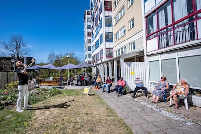 Un concierto al aire libre organizado el 23 de abril para los vecinos de una calle de Malmo, en Suecia.