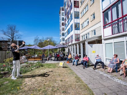 Un concierto al aire libre organizado el 23 de abril para los vecinos de una calle de Malmo, en Suecia.