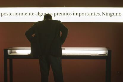 Un visitante en la exposición "Archivo Bolaño, 1977-2003".