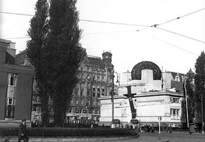 Una vista de Viena en 1938 con la bandera nazi ondeando en un monumento.