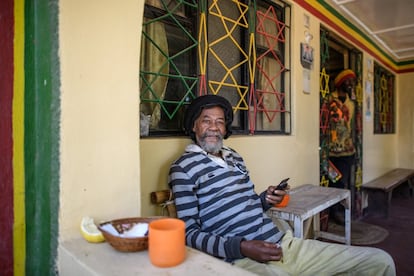 Un hombre rastafari descansa en la entrada del museo Rastafari de Sashamane.