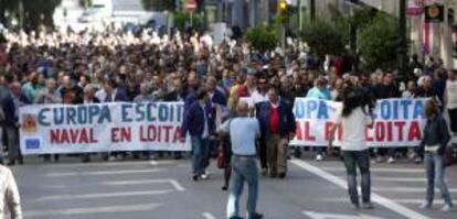 El naval de Vigo ha salido a la calle para lanzar una voz de "auxilio" ante una posible resolucin negativa del expediente abierto al anterior sistema de bonificaciones fiscales, el llamado tax-lease, que implique la devolucin de parte de las ayudas, ya que eso significara la "desaparicin" del sector.