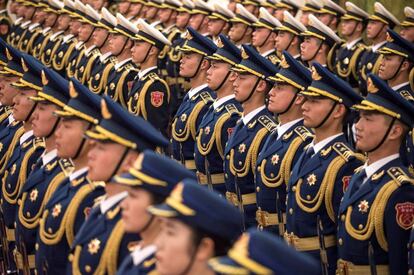 Un grupo de guardas paramilitares chinos permanecen de pie durante la ceremonia de bienvenida al primer ministro francés Bernard Cazeneuve, en el Gran Salón del Pueblo en Pekín (China).