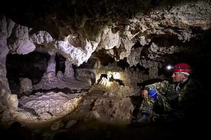 José Manuel Fernández, responsable de Malalmuerzo en Moclín (Granada),  el 23 de marzo, dentro de la cueva donde fue hallado un diente analizado como del segundo 'Homo sapiens' más antiguo de Europa. 
