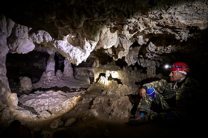José Manuel Fernández, responsable de Malalmuerzo en Moclín (Granada),  el 23 de marzo, dentro de la cueva donde fue hallado un diente analizado como del segundo 'Homo sapiens' más antiguo de Europa. 
