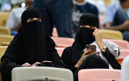 Aficionadas en las gradas del estadio King Abdullah antes del inicio del partido entre el Valencia y el Real Madrid, primera semifinal de la Supercopa de España de fútbol que se disputa en la ciudad saudí de Yeda.