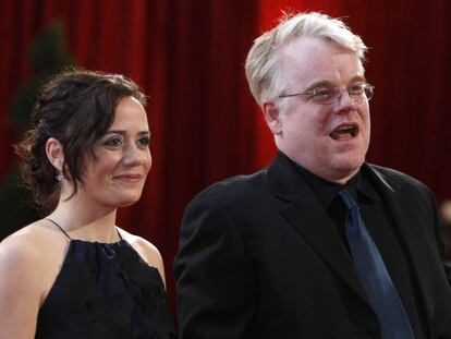 Mimi O&#039;Donnell y Philip Seymour Hoffman, en los Oscar de 2008.