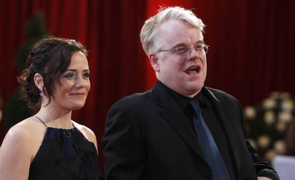 Mimi O'Donnell y Philip Seymour Hoffman, en los Oscar de 2008.