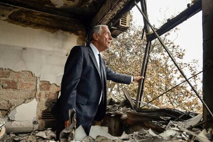 El presidente luso, Marcelo Rebelo de Sousa, visita el parque industrial Oliveira de Frades calcinado, durante una visita a los municipios del centro del país afectados por los incendios forestales de la semana pasada, en Santa Comba, Vouzela (Portugal).