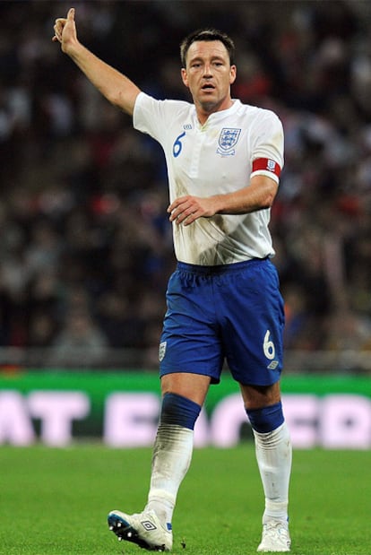 John Terry, en un partido de la selección inglesa con el brazalete de capitán.