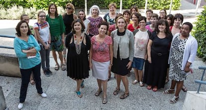 Adelina Sánchez, María J. Osorio y Nuria Romo (en el centro) con las alumnas.