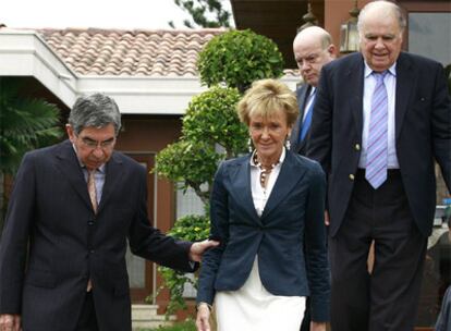 Fernández de la Vega, entre Óscar Arias (izquierda) y Enrique Iglesias; detrás, José Miguel Insulza.