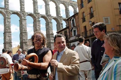 El alcalde de Segovia, Pedro Arahuetes, entre un hombre ataviado de romano y Óscar López y Mayte Rodrigo.