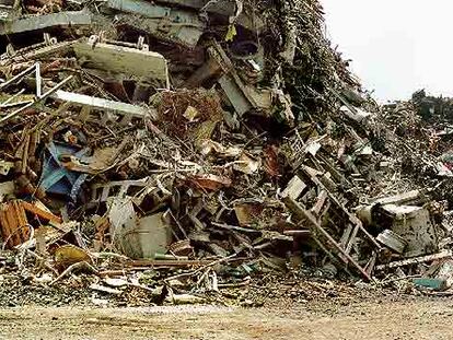 Fotografía panorámica de los desguaces Hermanos López (Parla, Madrid), una de las obras expuestas en <i>Basurama 2006.</i>