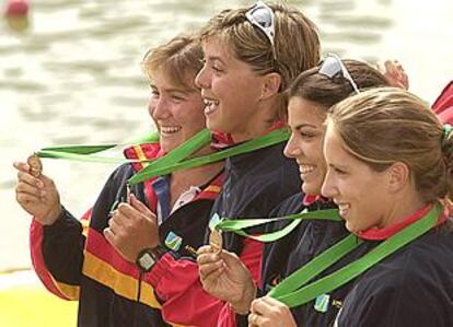 Las españolas Isabel García, Beatriz Manchón, Sonia Molares y Teresa Portela (de izda. a dcha.) muestran sus medallas de bronce conseguidas en la final de K-4 500 metros. (EFE)