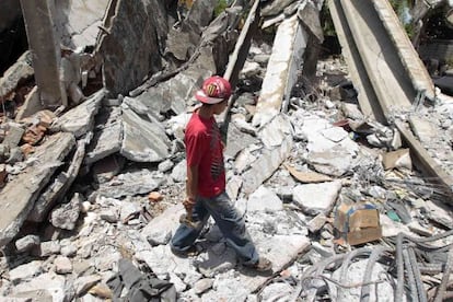 Ruínas de um prédio danificado no sismo de 72 e destruído há dias.