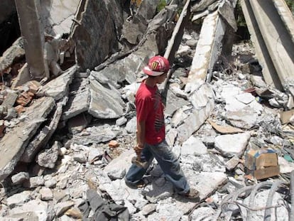 Ruinas de un edificio da&ntilde;ado en el sismo del 72 y derruido hace d&iacute;as.