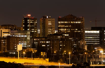 Oficinas y viviendas iluminadas en la zona norte de Madrid, en una imagen de septiembre de 2021.