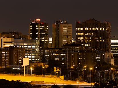 Oficinas y viviendas iluminadas en la zona norte de Madrid, en una imagen de septiembre de 2021.