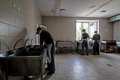 Presos trabajan en las cocinas, fregando después del turno de almuerzos. Ellos tienen que encargarse de preparar la comida y lavar todo los cacharros después.