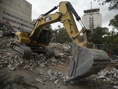 Dos retroexcavadoras trabajan en las inmediaciones del Centro SCOP, en Ciudad de México.