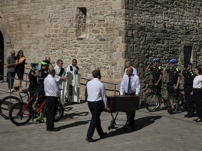 Los cuerpos de los ciclistas atropellados salen de la iglesia de Rubí, tras el funeral celebrado este miércoles.