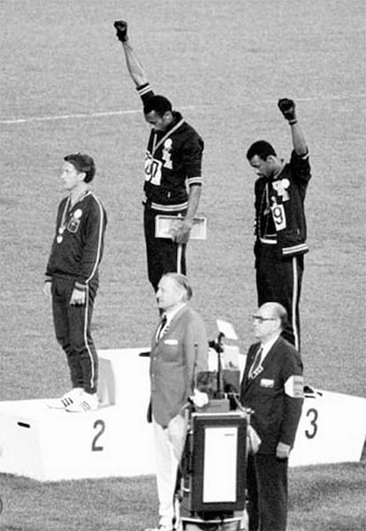 Imágenes para el recuerdo: en los juegos Olímpicos de 1968 en la ciudad de México, dos atletas negros, Tommie Smith y John Carlos levantaron los puños en alto en el podio de medallas en un gesto simbólico contra el tratamiento opresivo de la población negra.