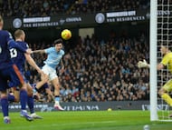 Nico O'Reilly marca el segundo gol del Manchester City ante el Newcastle.